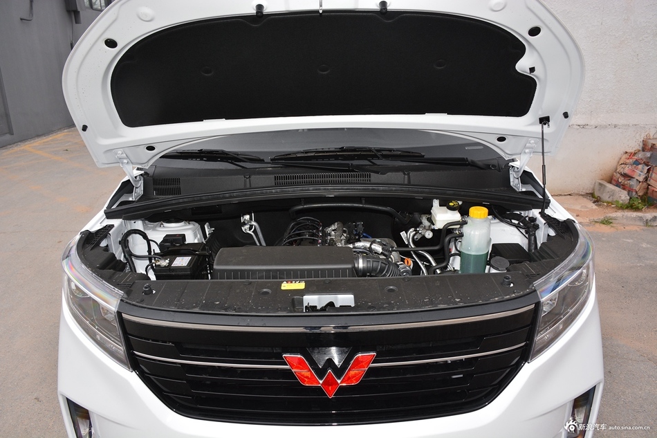  2019款五菱宏光PLUS 1.5T手动豪华型7座