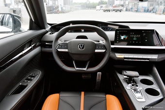 2025款长安UNI-V 1.5T 500Bar尊贵运动型