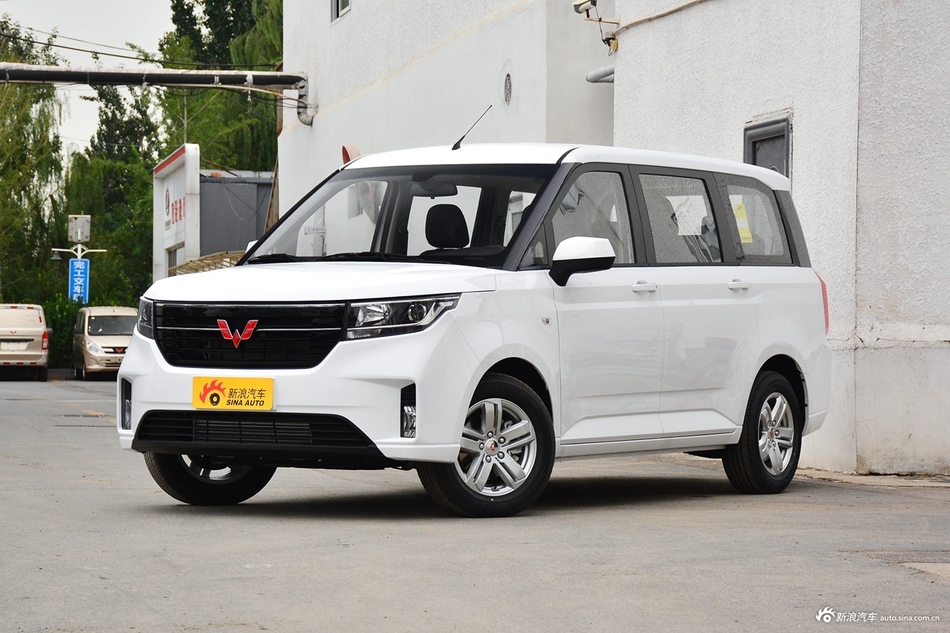  2019款五菱宏光PLUS 1.5T手动豪华型7座