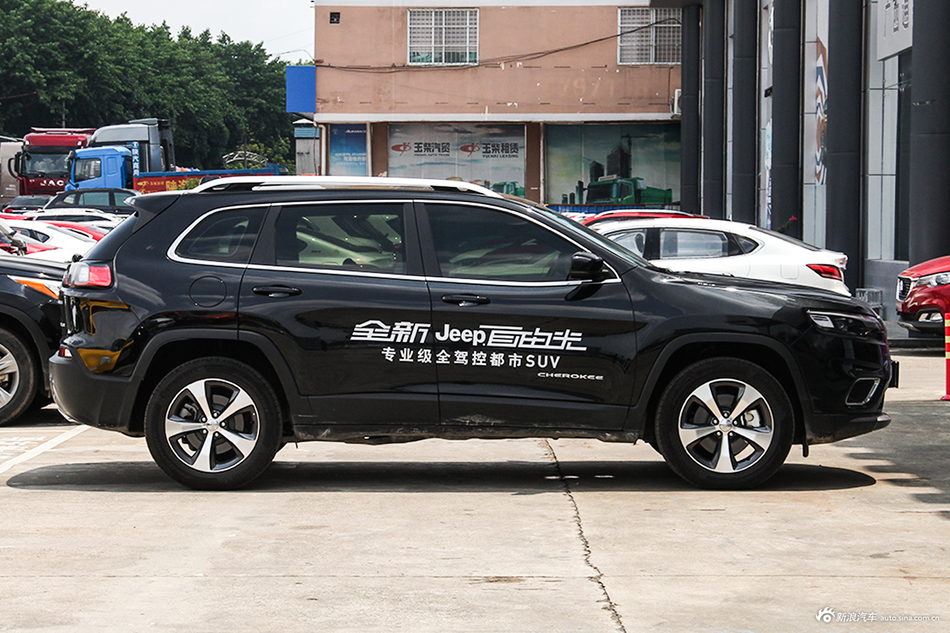 10月限时促销 Jeep自由光石家庄最高优惠2.47万