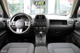 2011款Jeep自由客2.4L自动经典升级版图片