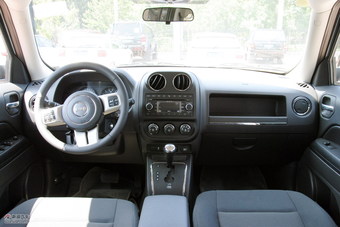 2011款Jeep自由客2.4L自动运动升级版图片
