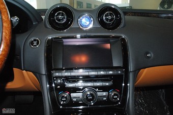 2010款捷豹XJ全景奢华版车辆内饰