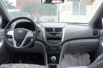 2010款瑞纳三厢1.4手动舒适型图片