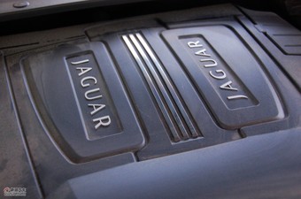 捷豹XJ发动机舱