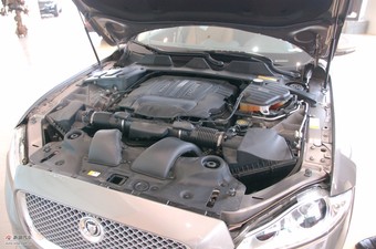 捷豹XJ发动机舱