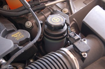 捷豹XJ发动机舱