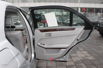 奔驰E300优雅型