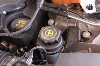 捷豹XJ发动机舱