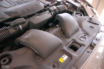 捷豹XJ发动机舱