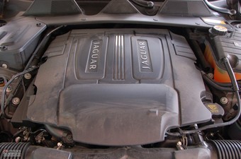 捷豹XJ发动机舱