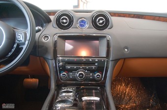 捷豹XJ内饰