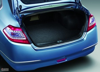 2011款天籁后备箱