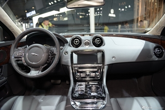 2014年第12届广州国际车展 图为：捷豹XJL剑桥限量版