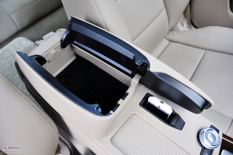 2011款奔驰E200 CGI优雅型空间