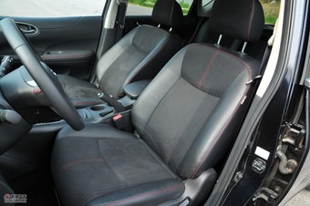 2011款骐达GTS座椅及储物空间