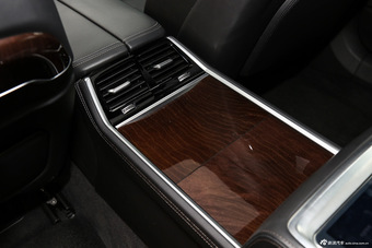 2016款宝马7系750Li 4.4T自动xDrive（四座版）