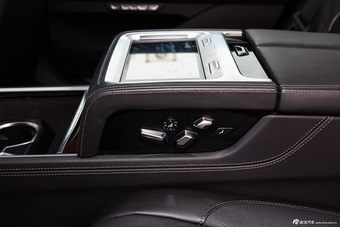 2016款宝马7系750Li 4.4T自动xDrive（四座版）