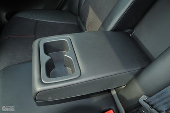2011款骐达GTS座椅及储物空间