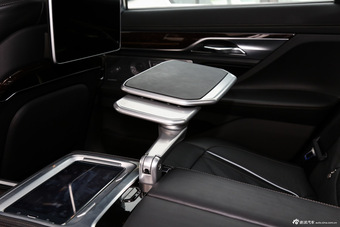 2016款宝马7系750Li 4.4T自动xDrive（四座版）