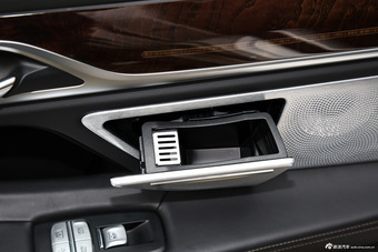 2016款宝马7系750Li 4.4T自动xDrive（四座版）