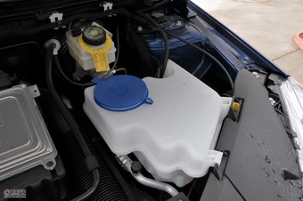 后备箱、发动机及悬挂