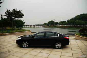 雷诺纬度外观实拍