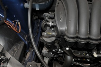 后备箱、发动机及悬挂