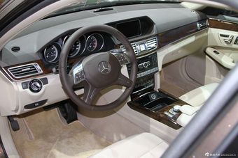 2014款奔驰E级内饰