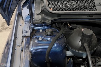 后备箱、发动机及悬挂