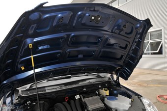 后备箱、发动机及悬挂