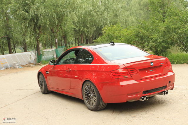 2011款宝马M3 4.0L双门轿跑碳纤车顶版图片