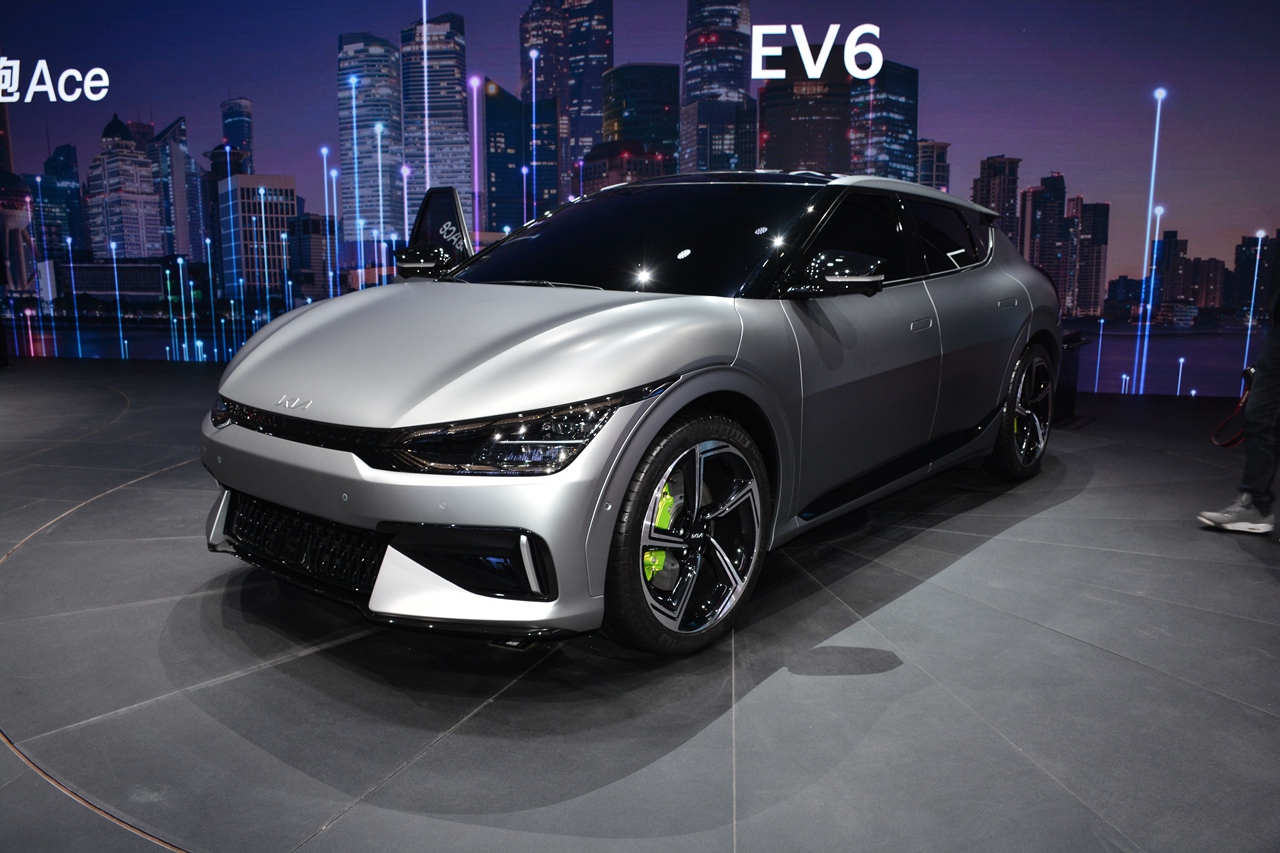 起亚EV6亮相进博会 将于明年国内上市_凤凰网汽车_凤凰网