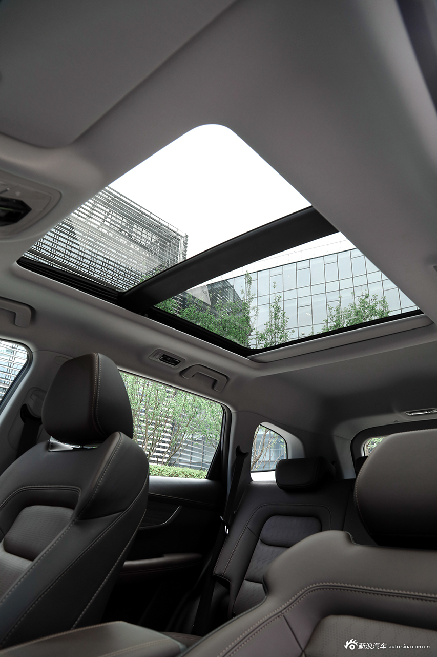 全景天窗给车内带来了更明亮的感觉.