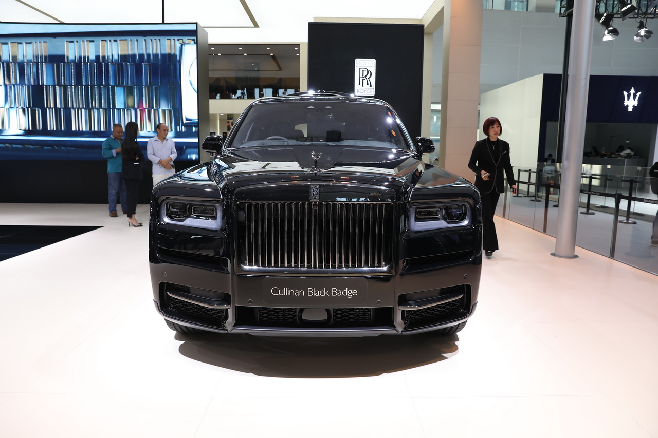 广州车展实拍库里南black badge