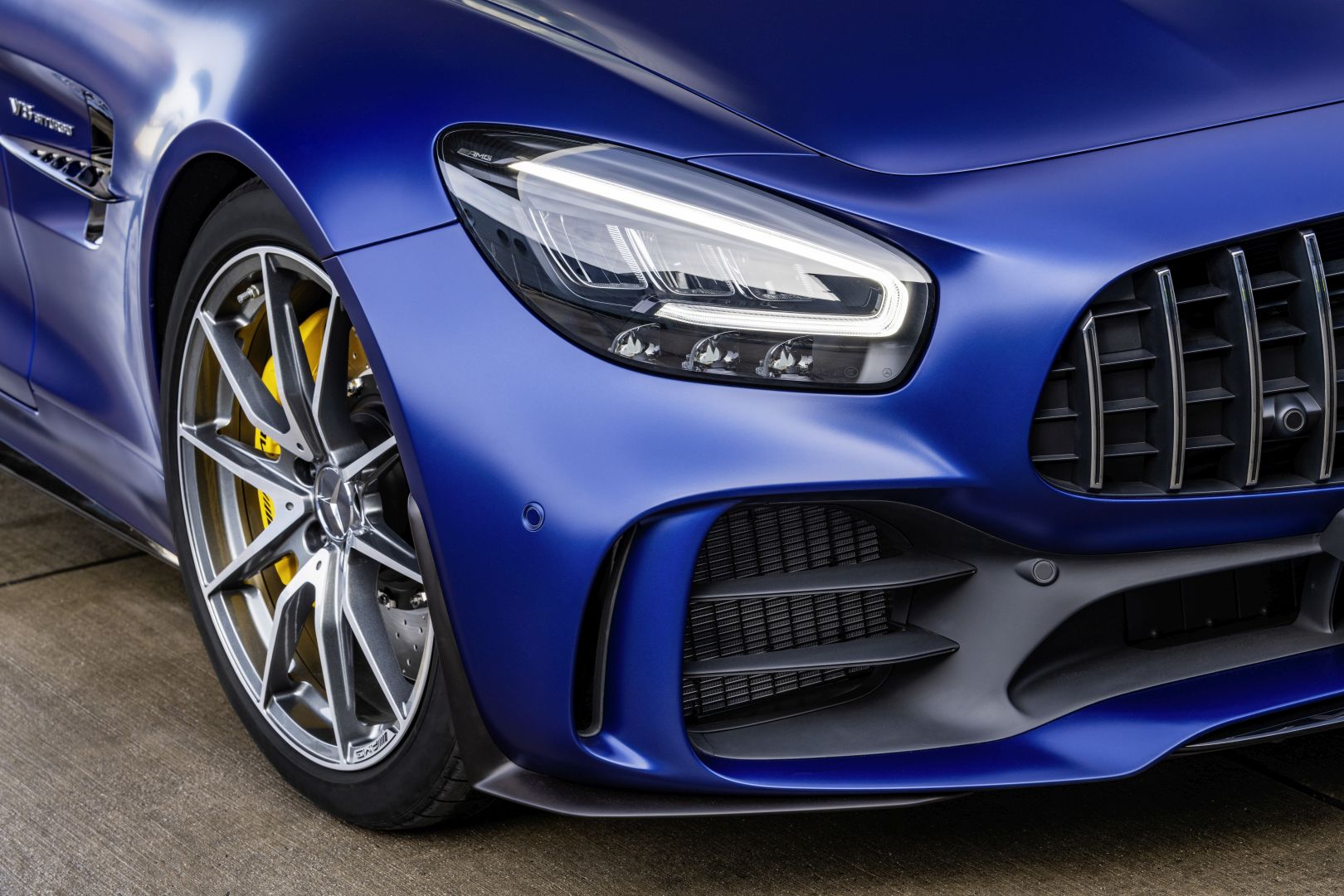 蓝色幽灵敞篷跑车,mercedes-amg gt r