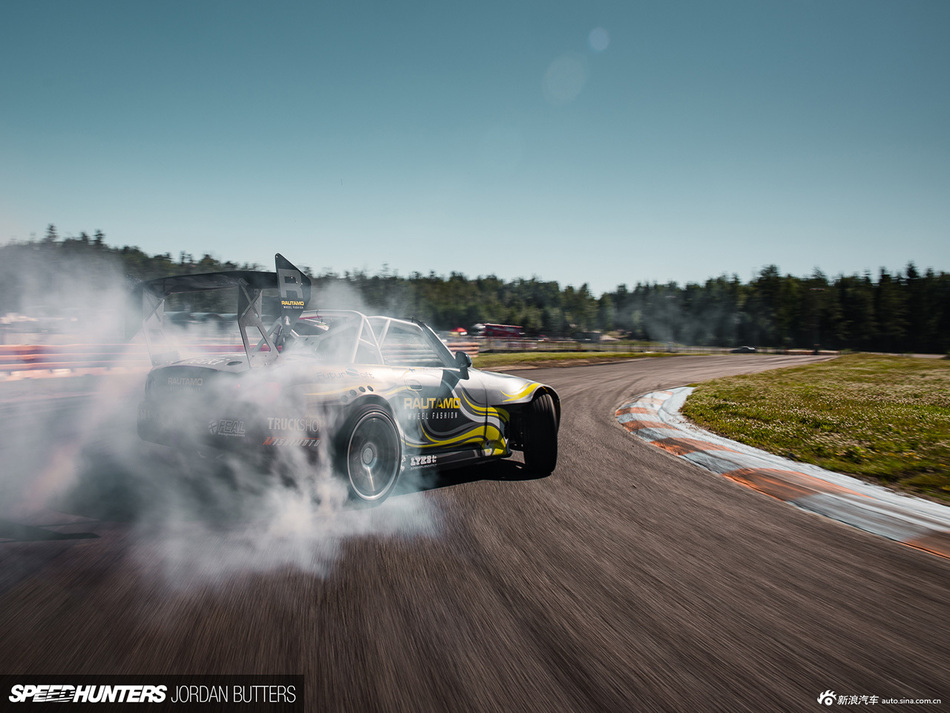 众多高性能跑车上演赛道漂移大对决