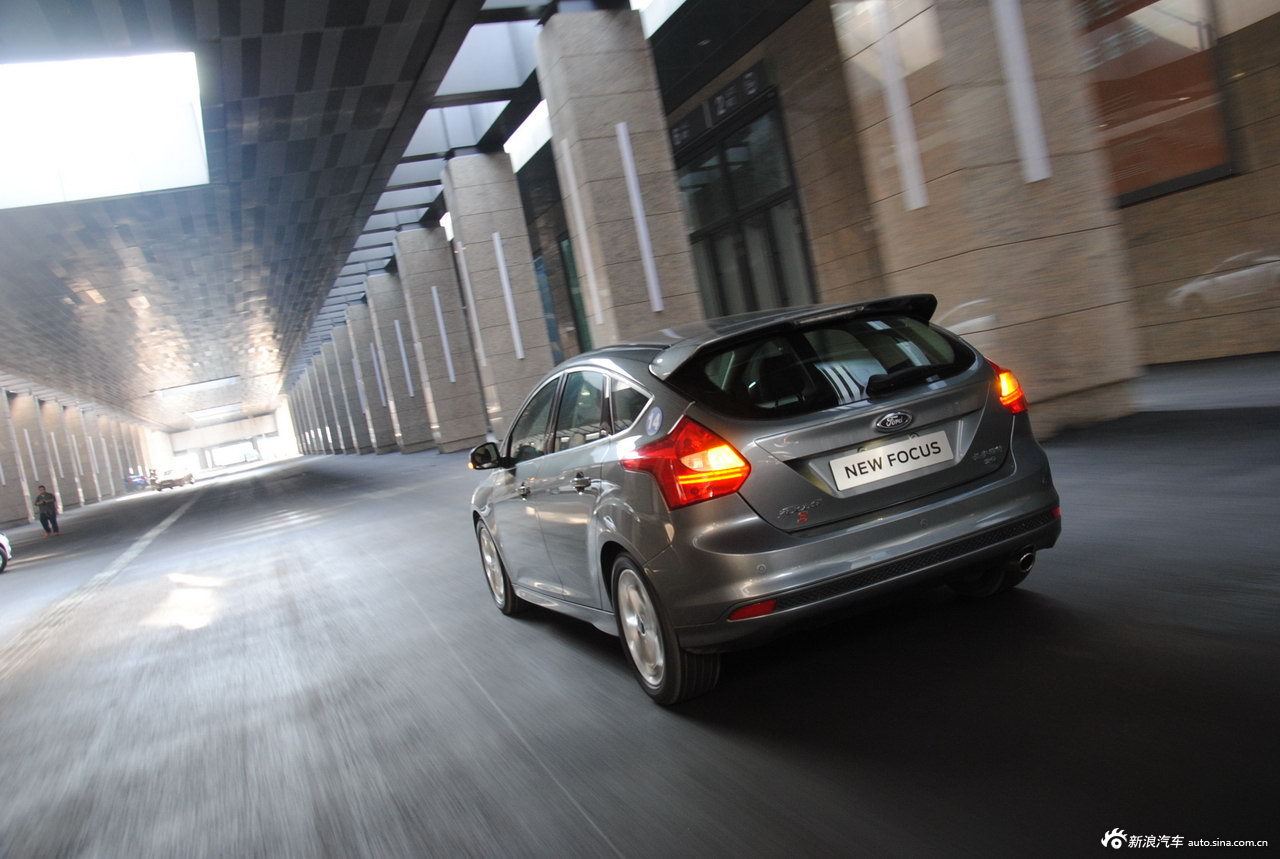 2012款福克斯两厢2.0自动豪华运动型 试车